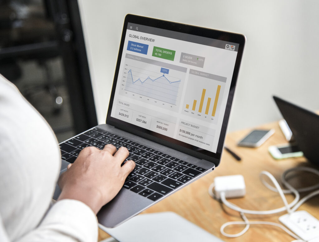 Pourquoi un site internet optimisé SEO est indispensable pour votre entreprise en 2026 businesswoman working on a laptop